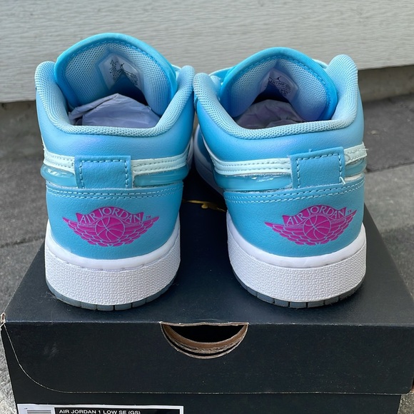 Air Jordan 1 Low SE - Older Kids Shoes - Picture 5 of 10